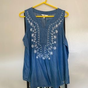 Sleeveless embroidered shirt